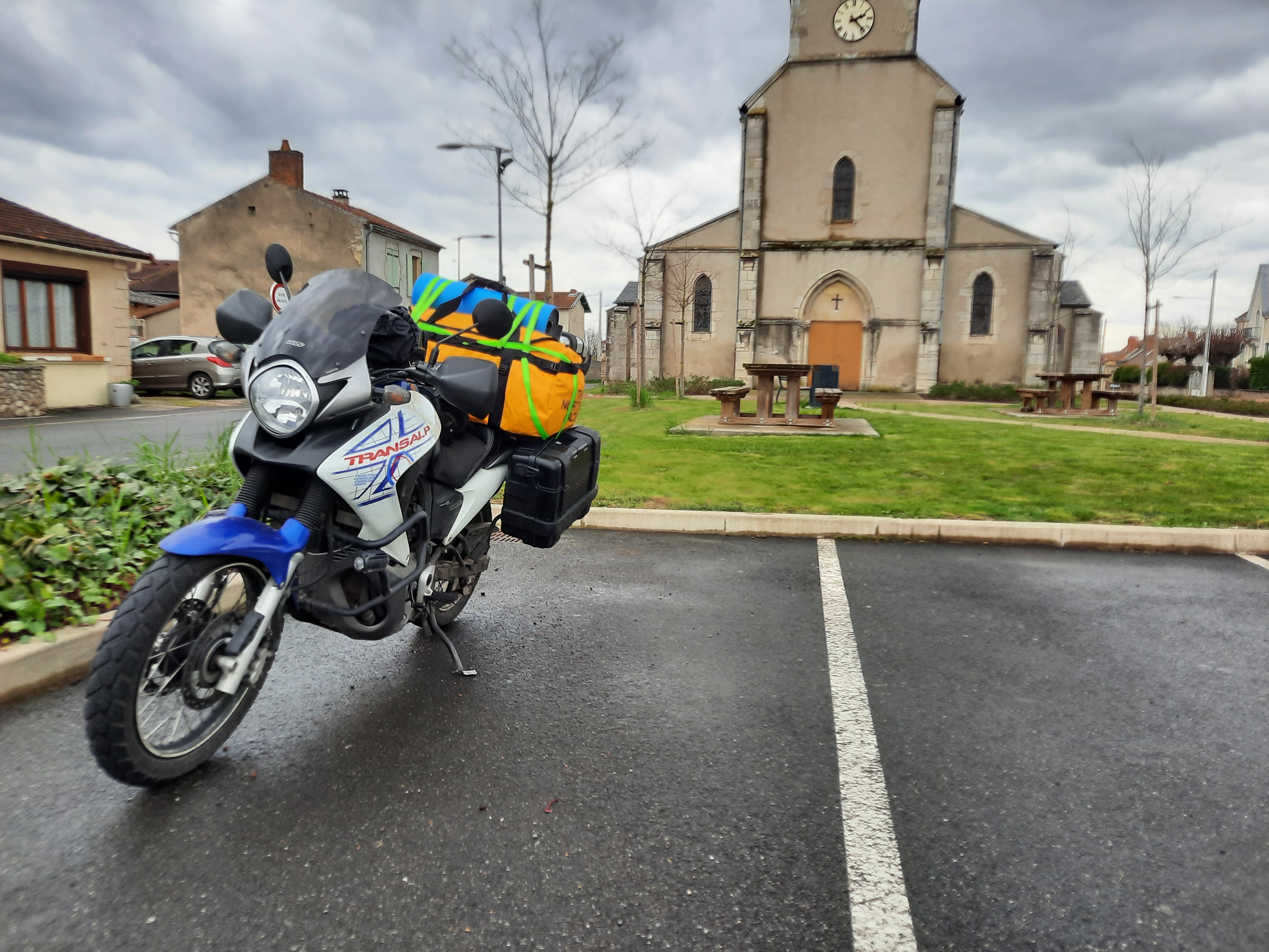 Moto chargée avec tous les bagages